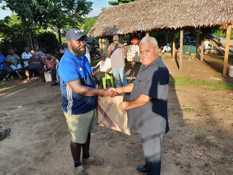 Port Vila MP Kalo Seule (left) presenting a mat to VP President Bob Loughman.